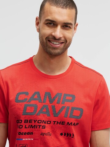 Tricou de la CAMP DAVID pe roșu