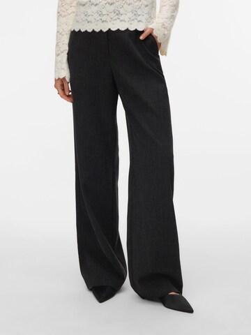 VERO MODA Wide leg Broek 'VMBESTIE' in Grijs: voorkant