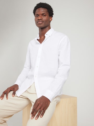 Coupe regular Chemise 'SLHSUN' SELECTED en blanc : devant