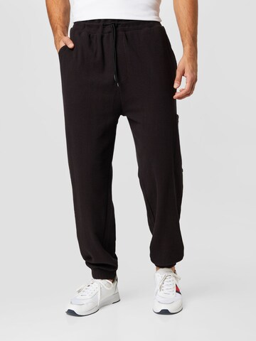 Tommy Jeans Tapered Broek in Zwart: voorkant