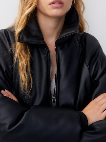 Pull&Bear Jacke in Schwarz