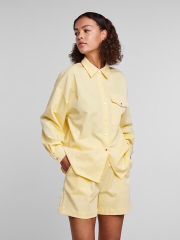 Camicia da donna 'Abby' di PIECES in giallo: frontale