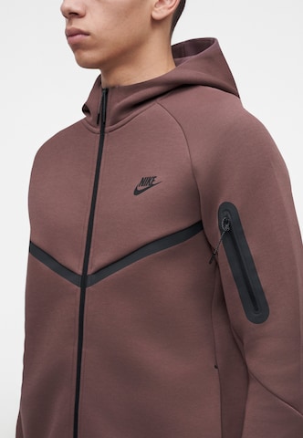 Nike Sportswear - Sudadera con cremallera 'Tech Fleece' en marrón: lado