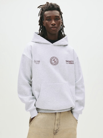 Sweat-shirt 'MICKEY´S TRAVEL CLUB' Pull&Bear en gris : devant