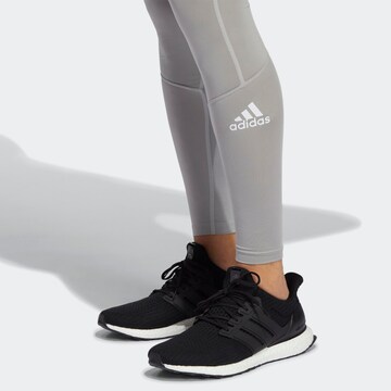 ADIDAS SPORTSWEAR - Skinny Pantalón deportivo 'Techfit' en gris