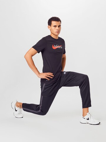 NIKE Regular Fit Toiminnallinen paita värissä musta