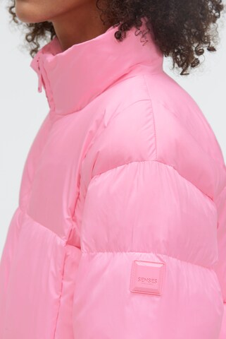 SENSES.THE LABEL Kurze Steppjacke ON:ION mit Stehkragen in Pink