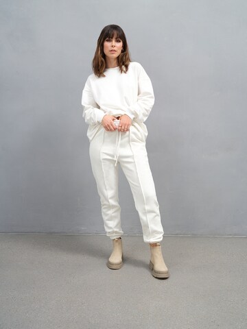 A LOT LESS Loose fit Trousers with creases 'Alexis' in White