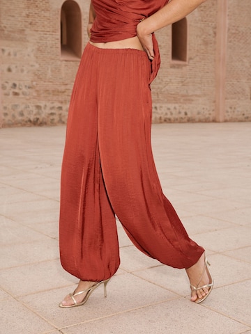 Wide leg Pantaloni di Lipsy in rosso
