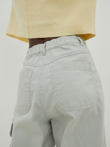 regular Pantaloni cargo 'Kaia' di EDITED in grigio