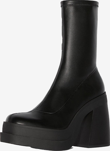 Bershka Ankle Boots in Black: front