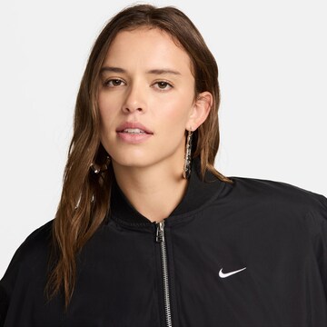 Nike Sportswear Jacke 'Essential' in Schwarz