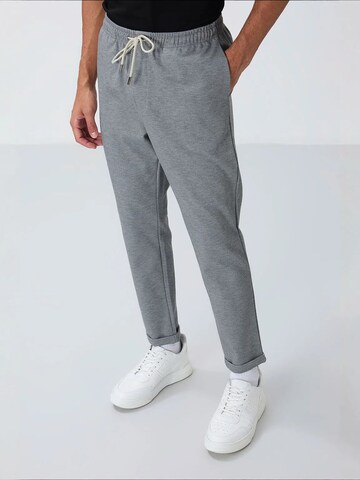 Tommy Life Zúžený Sportovní kalhoty 'Jogginghose' – šedá: přední strana