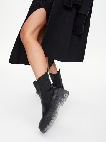 Karolina Kurkova Originals Chelsea boots 'Eske' in Black