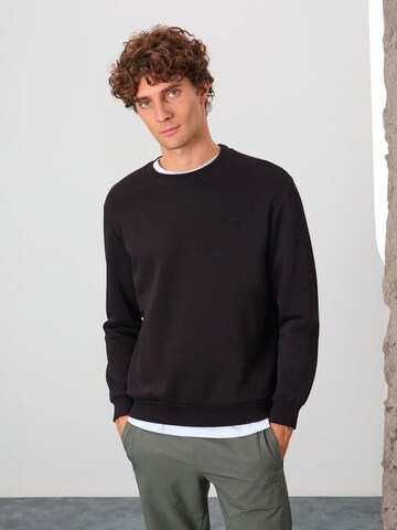 Tommy Life Sweatshirt in Zwart: voorkant