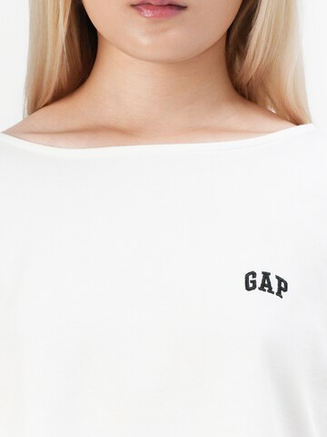 Tricou de la GAP pe alb