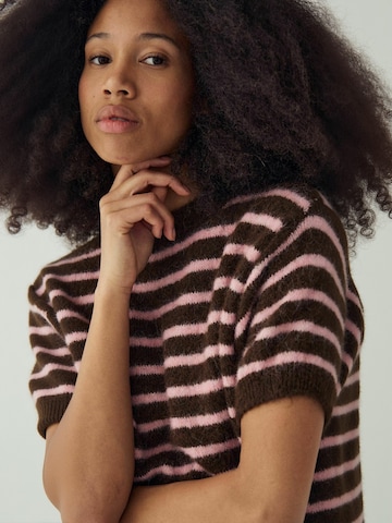 Top ' N-Monikah ' di Noella in marrone