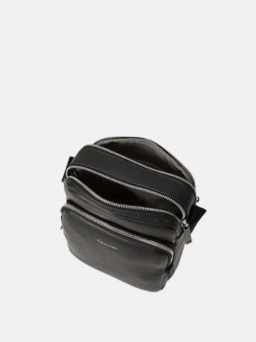 Calvin Klein - Bolso de hombro 'RAISED POCKET REPORTER TRACOLLINA' en negro