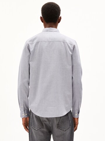 Coupe regular Chemise 'QUAASA' ARMEDANGELS en bleu