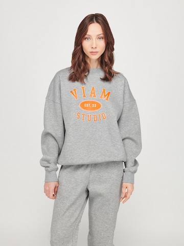 ABOUT YOU x VIAM Studio Sweatshirt 'Sporty' in Grau: predná strana