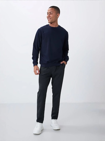 Tommy Life Workout Pants 'Jogginghose' in Grey: front
