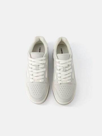 Bershka Sneaker in Grau