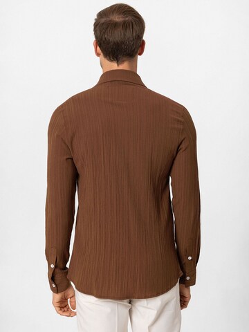 Antioch Regular Fit Langarm-Shirt in Braun