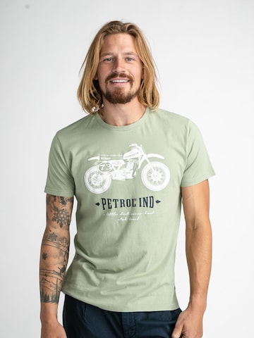 zaļš Petrol Industries T-Krekls 'Classic': no priekšpuses