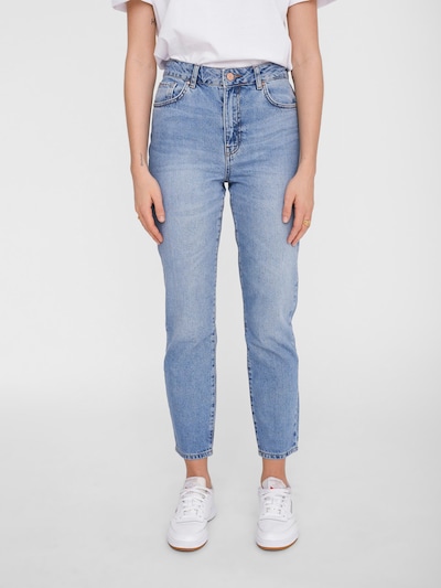 Noisy may Mom Jeans 'Isabel' in blue denim, Modelansicht