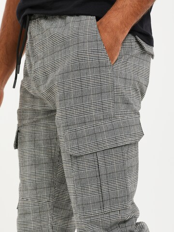 Tapered Pantaloni cargo di Threadbare in grigio