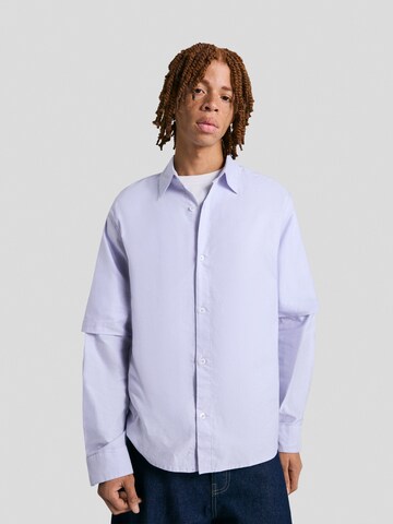 Fit confort Chemise Bershka en bleu : devant