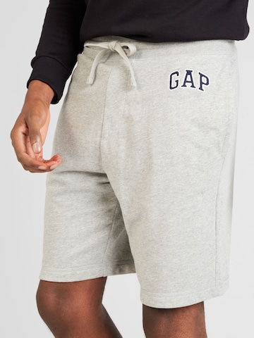Regular Pantalon 'ARCH' GAP en gris