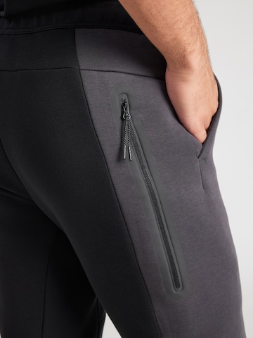 Nike Sportswear Tapered Trousers 'Tech Fleece' in Black