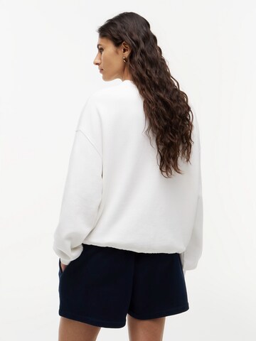 TOMMY HILFIGER Суичър 'VARSITY CREST' в бяло