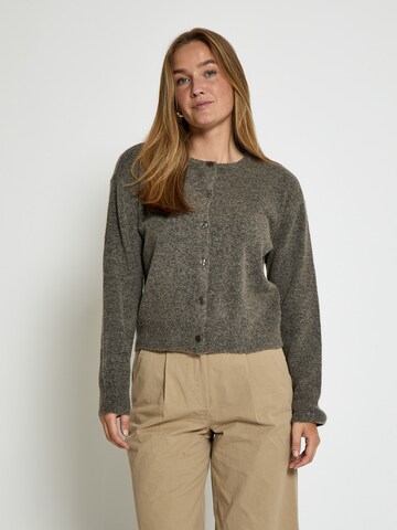 Peppercorn Cardigan 'Kate' i brun: forside