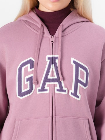 GAP Collegetakki 'HERITAGE' värissä lila