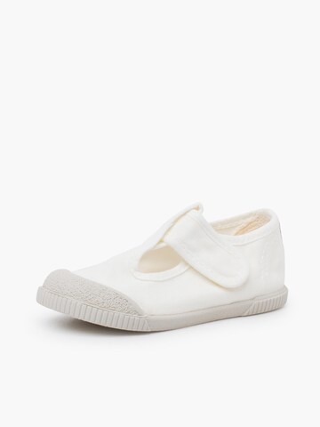 Pisamonas First-Step Shoes in White: front