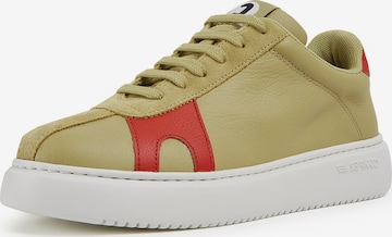 Baskets basses CAMPER en beige : devant