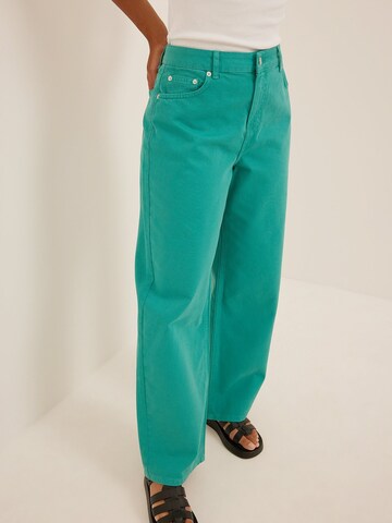 NA-KD Wide leg Jeans in Green: front