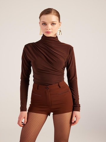 HOLLY LOLLY Slimfit Chino kalhoty – hnědá