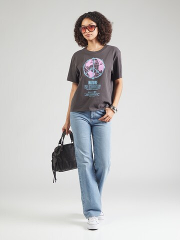 RVCA - Camiseta 'GLOBAL' en gris