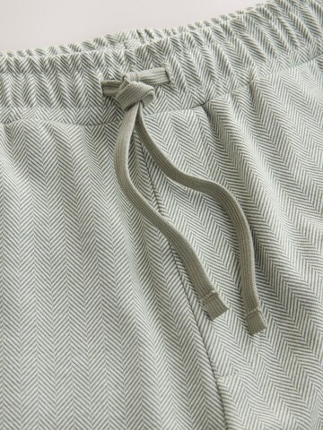 Next Regular Shorts in Grün