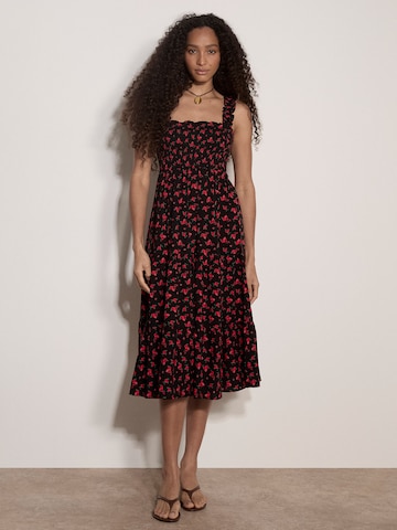 Apricot Ditsy Floral Smocked Midi Dress ' ' in Schwarz: Vorderseite