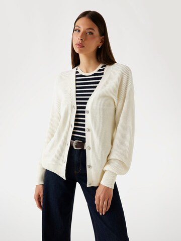 GUESS Strickjacke in Weiß: Vorderseite