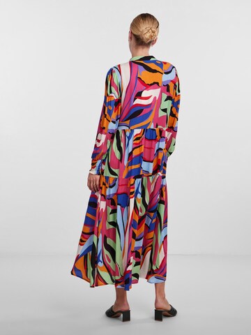 Robe-chemise 'Alira' YAS en mélange de couleurs