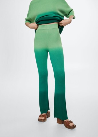 MANGO Flared Broek in Groen: voorkant