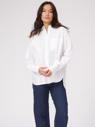 TeeShoppen Oversized Shirt in White: front