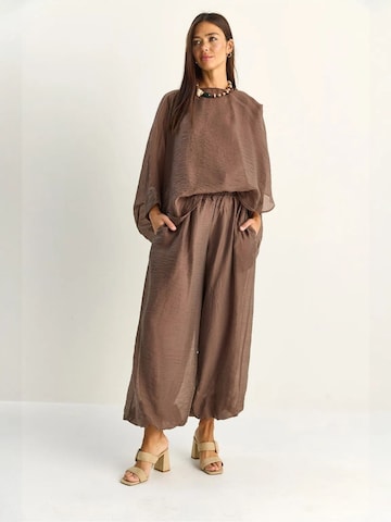 Completo pantalone di Bianco Lucci in beige: frontale