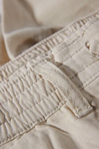 Lindbergh Regular Shorts in Beige