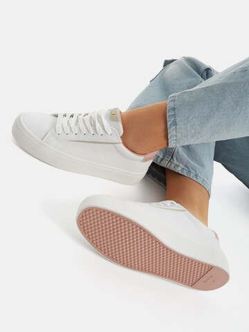 Bershka Tenisky – bílá: přední strana